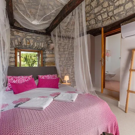 Sussini In Istria For 8 People With Jacuzzi&pet Friendly Villa