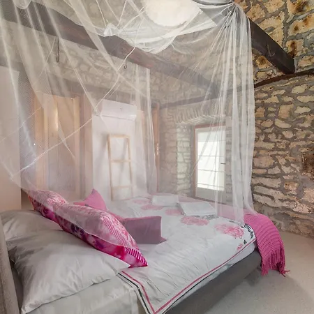 Sussini In Istria For 8 People With Jacuzzi & Pet Friendly 빌라